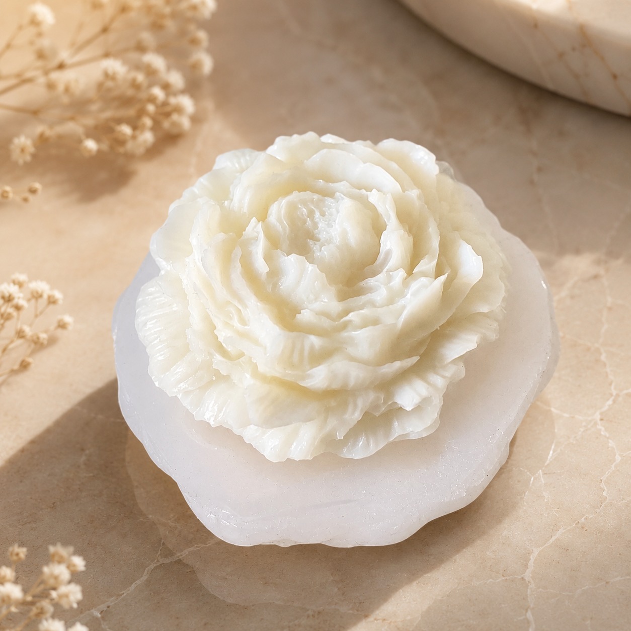 Bougie rose sculptée Luma Candle sur marbre